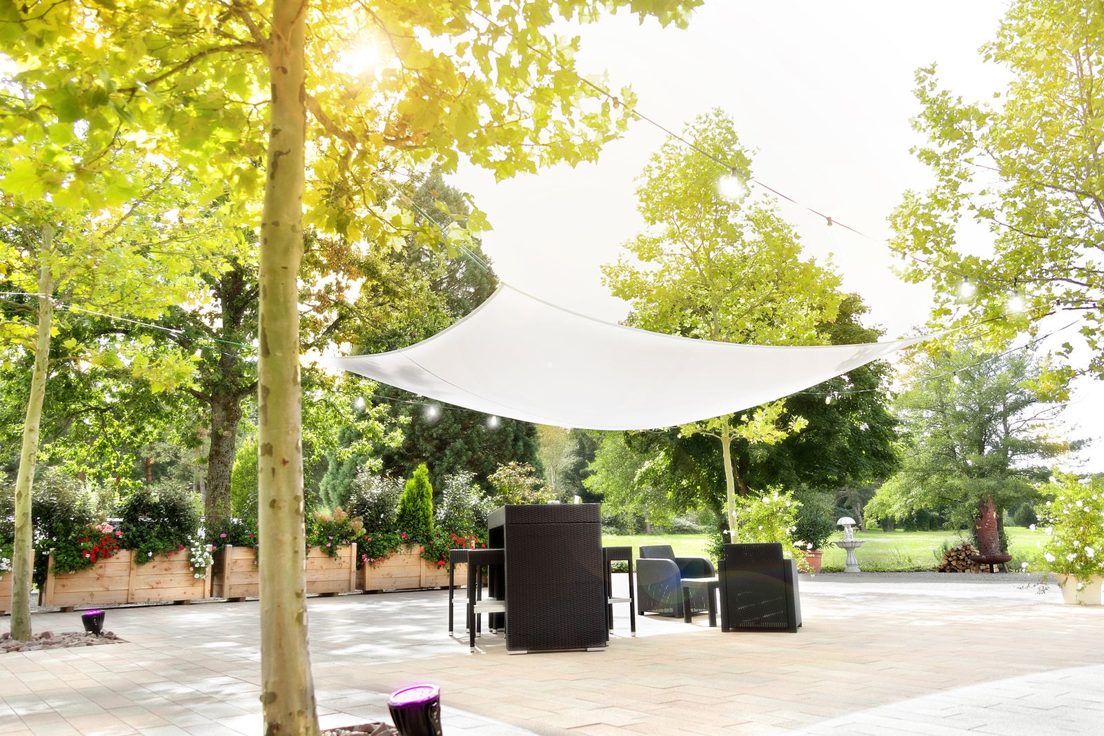 Lounge Möbel unter dem Sonnensegel der Traumlocation